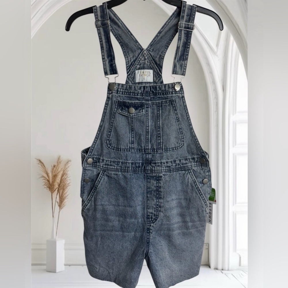 Tinseltown Light Wash Raw Hem Cotton Denim
Shortall Overalls Size XS